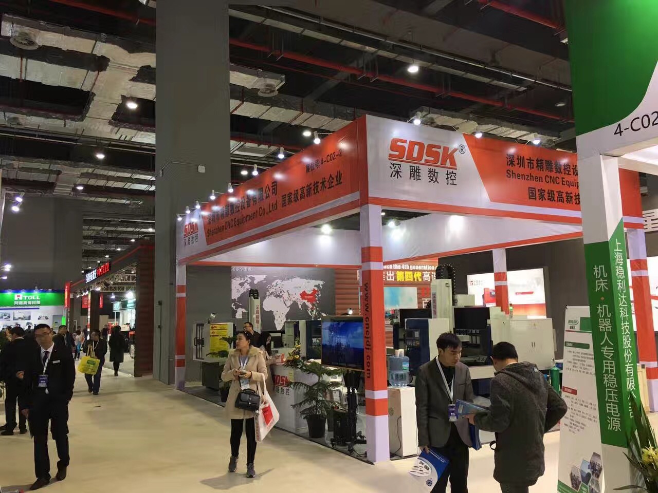 深圳精雕參加上海國際機(jī)床展會取得圓滿成功。展會上，公司主營機(jī)器，玻璃精雕機(jī)，大型精雕機(jī)，從外觀尺寸來講得到許多客戶的贊譽(yù)和認(rèn)可。